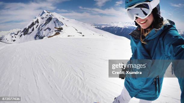 snowboarder mujer selfie - krasnaya polyana sochi fotografías e imágenes de stock