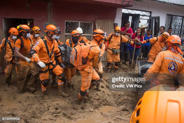 Members of the National Penitentiary Institute remove a corpse after the avalanche in Mocoa, Colombia 04 April 2017.