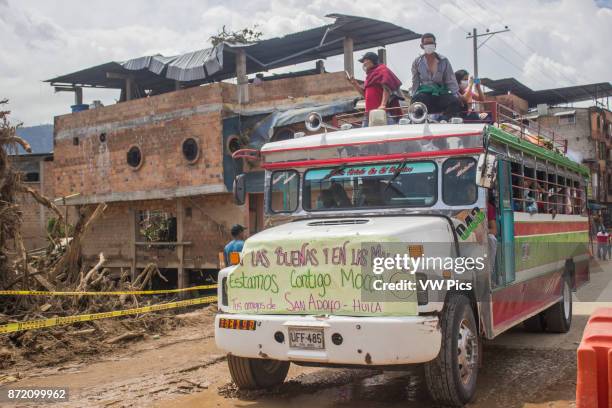 People supporting affected people after the avalanche last April 1 that affected 17 neighborhoods in Mocoa, Colombia, April 4, 2017.