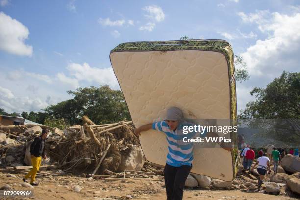 People carry their belongings in a zone affected by the landslide in Mocoa, Colombia 04 April 2017.