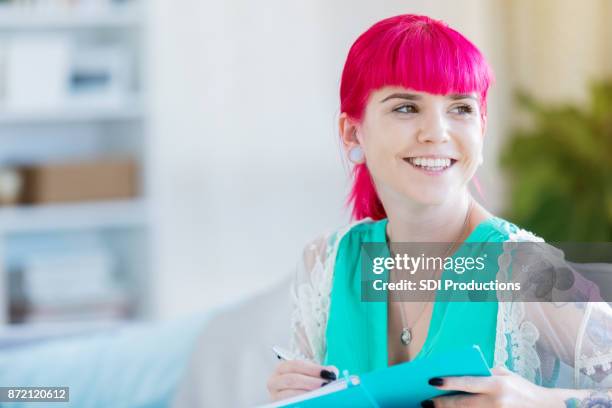 opvallend jonge vrouw weerspiegelt op haar dag - earlobe stockfoto's en -beelden