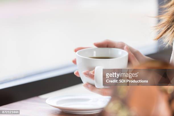 taza de café que se levanta por el cliente de la cafetería - célula cultivada fotografías e imágenes de stock