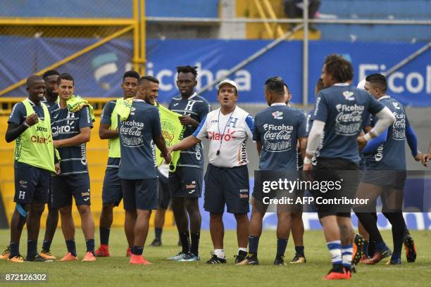 Honduras' head coach, Colombian Jorge Luis Pinto , conducts a training session at Francisco Morazan stadium in San Pedro Sula, 180 kilometres north...