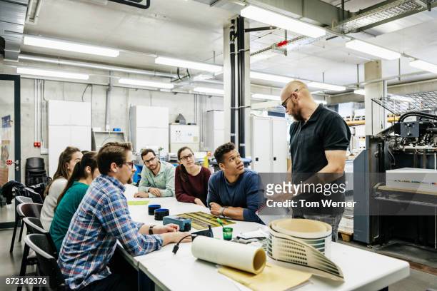 technician explaining responsibilities to students when working in the lab - engineering student stock pictures, royalty-free photos & images