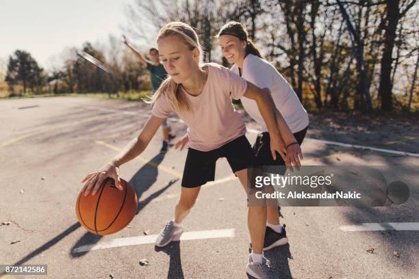 jugadores de baloncesto adolescentes - términos deportivos fotografías e imágenes de stock