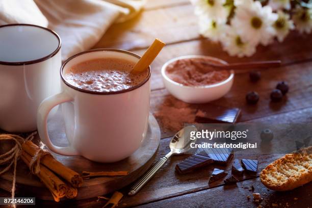 duas canecas de chocolate quentes caseiras na mesa de madeira rústica - coffee with chocolate - fotografias e filmes do acervo