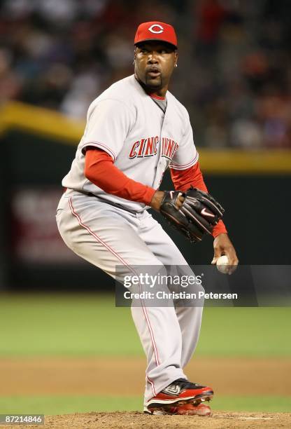 Relief pticher Arthur Rhodes of the Cincinnati Reds pitches against the Arizona Diamondbacks during the major league baseball game at Chase Field on...