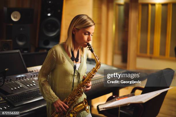 het beoefenen van spelen saxofoon - blaasinstrument stockfoto's en -beelden