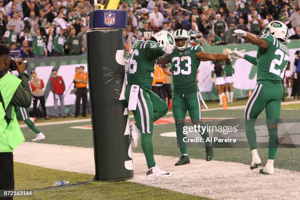 Linebacker Demario Davis of the New York Jets celebrates a play in action against the Buffalo Bills at MetLife Stadium on November 2, 2017 in East...