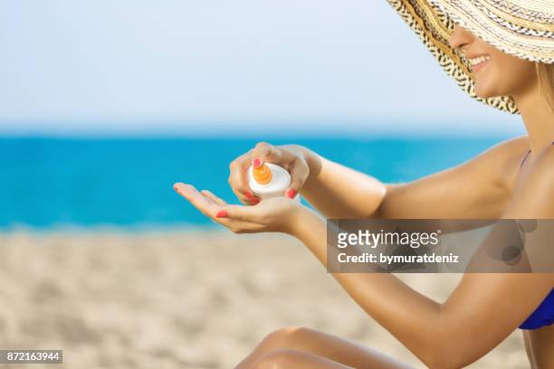 frau mit sonnenschutz - suntan lotion stock-fotos und bilder