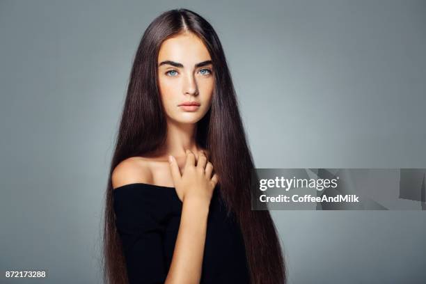 prise de vue en studio de jeune belle femme - cheveux lisses photos et images de collection