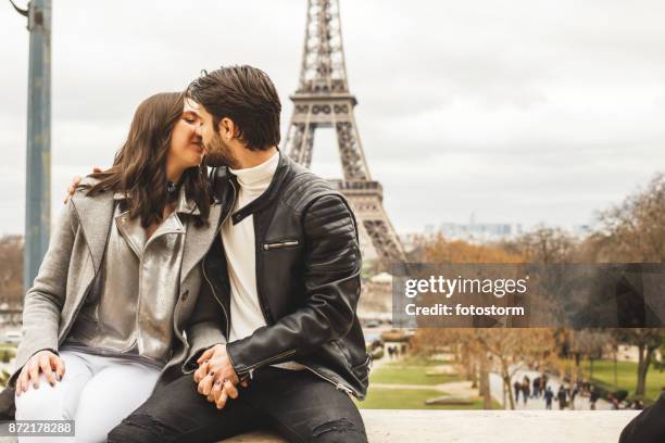 in der stadt der romantik - couple paris tour eiffel trocadero stock-fotos und bilder