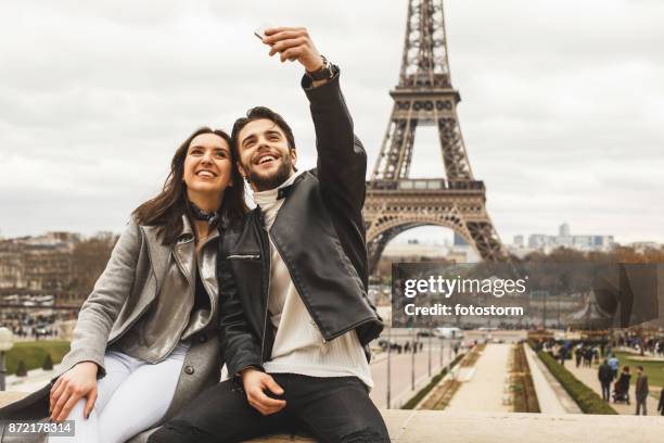 den perfekten moment zu erfassen - couple paris tour eiffel trocadero stock-fotos und bilder