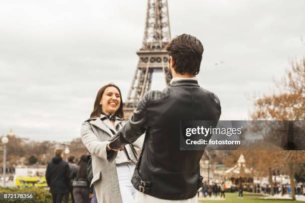 glücklichsein  - couple paris tour eiffel trocadero stock-fotos und bilder