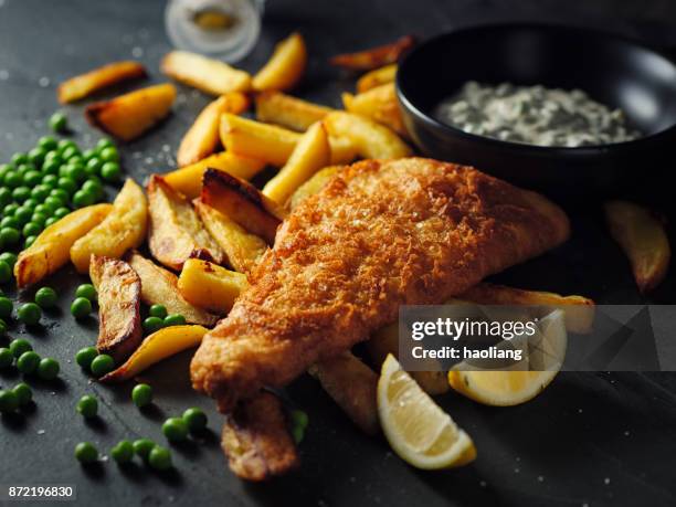 fish and chips - fish chips stockfoto's en -beelden