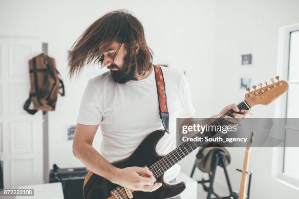 knappe gitarist - gitarist stockfoto's en -beelden