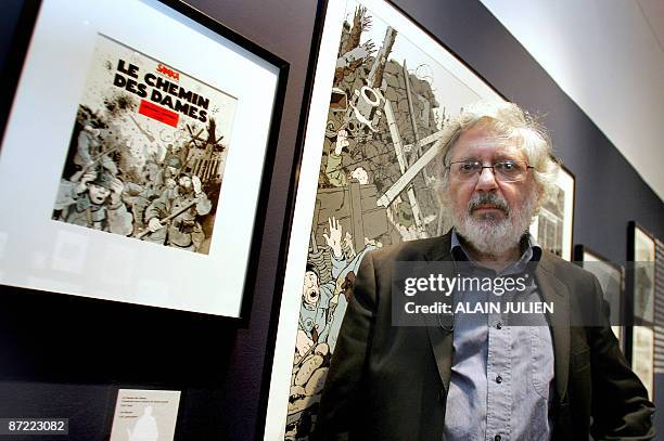 Historial de Péronne : Tardi expose sa guerre des tranchées" - French cartoonist Jacques Tardi poses on May 14, 2009 at the museum dedicated to the...