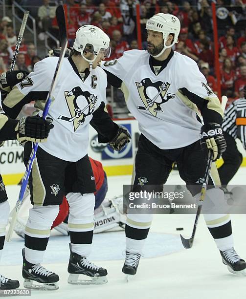 Sidney Crosby of the Pittsburgh Penguins is congratulated by Bill Guerin after his first period goal against the Washington Capitals during Game...