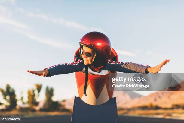 jóvenes stunt boy y bala de cañón humana - expectativas fotografías e imágenes de stock