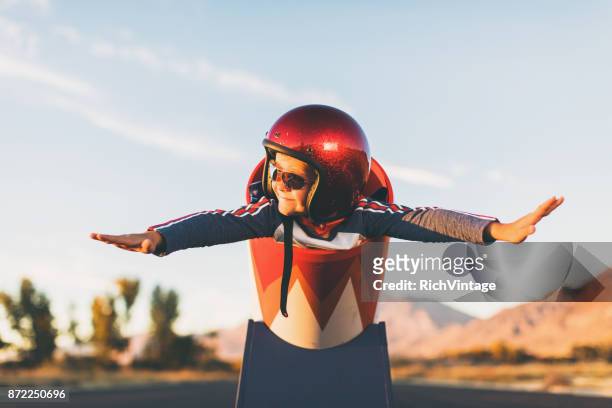 giovane stunt boy e palla di cannone umano - attesa foto e immagini stock