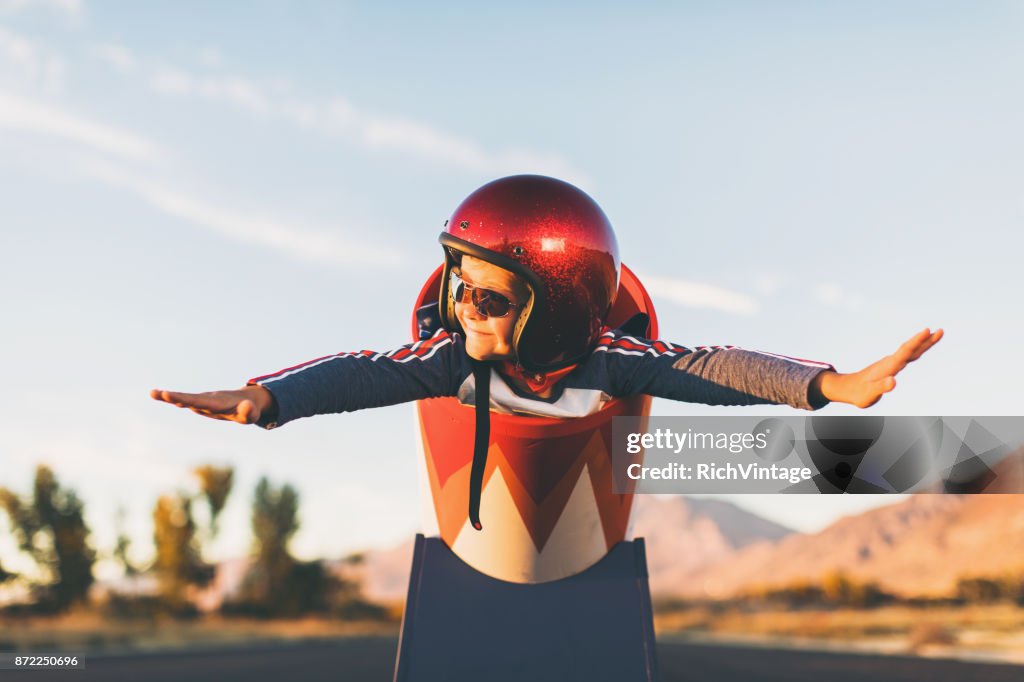 Jovens acrobática menino e bola de canhão humana