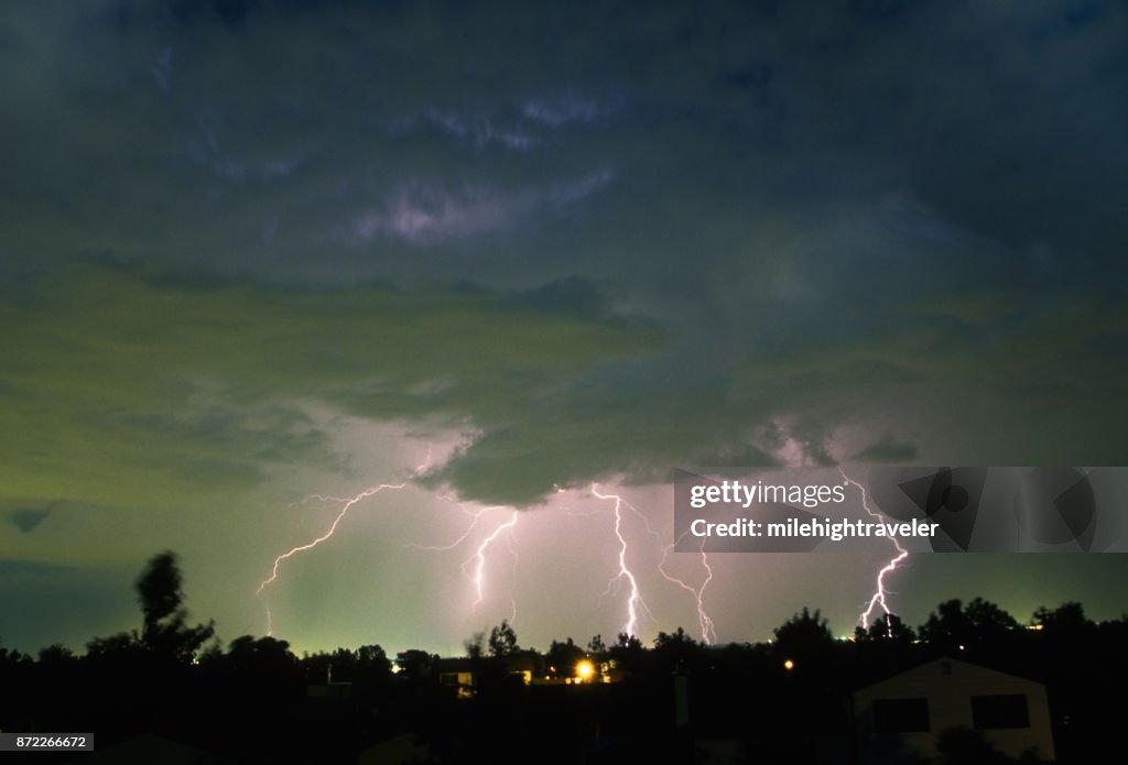 Thunderhead Blitze Streiks über Denver Colorado Nachbarschaft Häuser