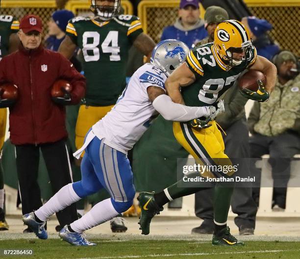 Jordy Nelson of the Green Bay Packers tries to break away from Glover Quin of the Detroit Lions at Lambeau Field on September 28, 2017 in Green Bay,...