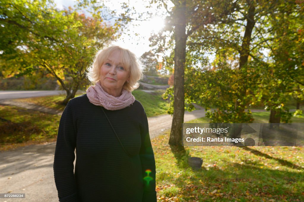 Belle femme senior, profiter de la nature à Turku, Finlande