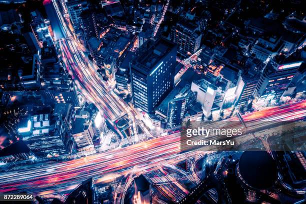 夜東京を高速道路の空撮 - 自動車 未来 ストックフォトと画像