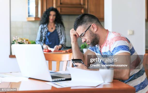 hombre trabajando en casa, problemas de - eviction fotografías e imágenes de stock