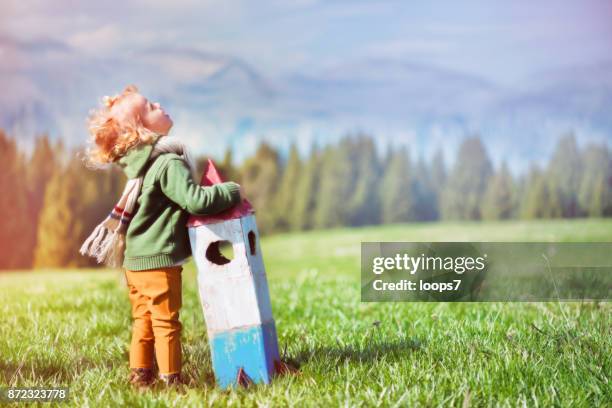 träumen sie von einem gewellten haare fliegen kleine mädchen - kids all ages stock-fotos und bilder