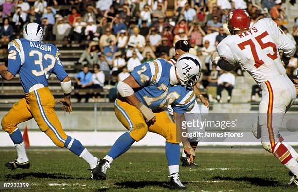 Offensive tackle Ron Mix of the San Diego Chargers blocks Chiefs defensive lineman Jerry Mays in a 27 to 17 loss to the Kansas City Chiefs on...