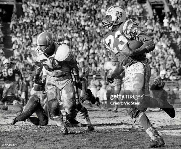 Halfback Paul Lowe of the Los Angeles Chargers runs upfield in a 24 to 21 win over the Houston Oilers on November 13, 1960 at Los Angeles Memorial...