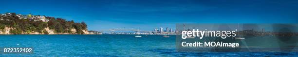 auckland city and harbour bridge in summer - auckland city busy stockfoto's en -beelden