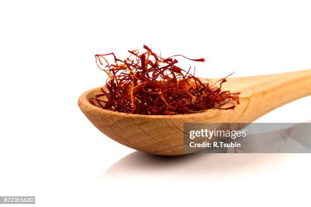 saffron spice in wooden spoon - saffron 個照片及圖片檔