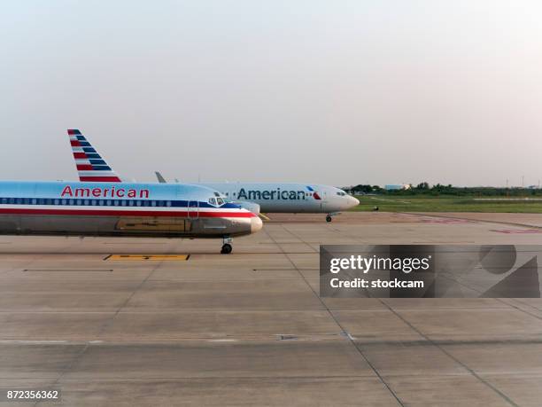 american airways airplanes in pista - aeroporto di dallas fort worth foto e immagini stock