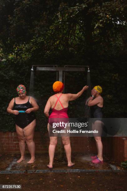 wild swimming women's group autumnal swim - hampstead stockfoto's en -beelden