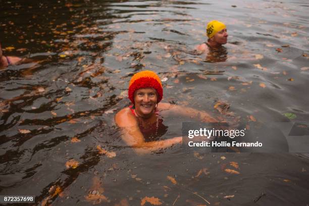 wild swimming women's group autumnal swim - ハムステッド ストックフォトと画像