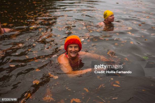 wild swimming women's group autumnal swim - hampstead stockfoto's en -beelden