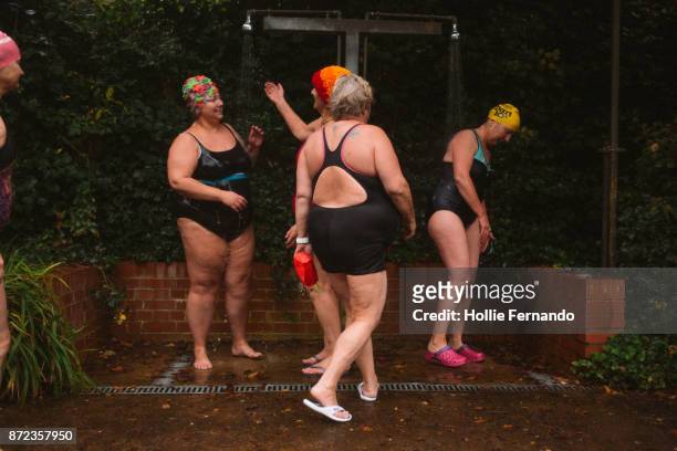 wild swimming women's group autumnal swim - hampstead stockfoto's en -beelden