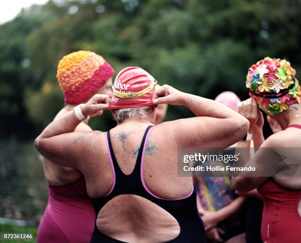 wild swimming women's group autumnal swim - hampstead stockfoto's en -beelden