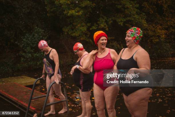 wild swimming women's group autumnal swim - ハムステッド ストックフォトと画像