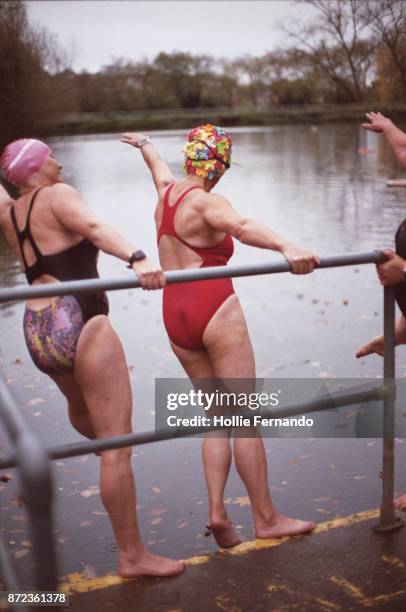 wild swimming women's group autumnal swim - hampstead stockfoto's en -beelden