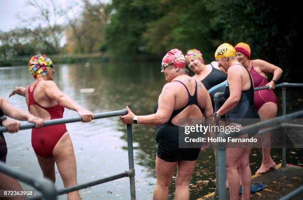 wild swimming women's group autumnal swim - hampstead heath fotografías e imágenes de stock