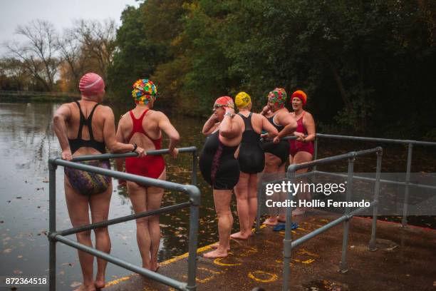 wild swimming women's group autumnal swim - ハムステッド ストックフォトと画像