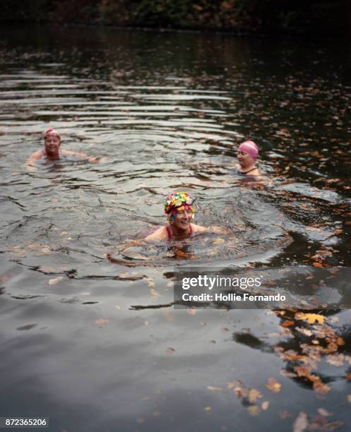 wild swimming women's group autumnal swim - hampstead heath fotografías e imágenes de stock