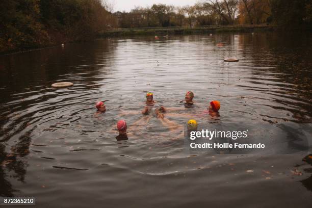 wild swimming women's group autumnal swim - hampstead heath - fotografias e filmes do acervo