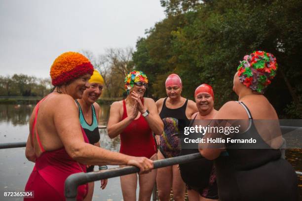 wild swimming women's group autumnal swim - hampstead heath - fotografias e filmes do acervo