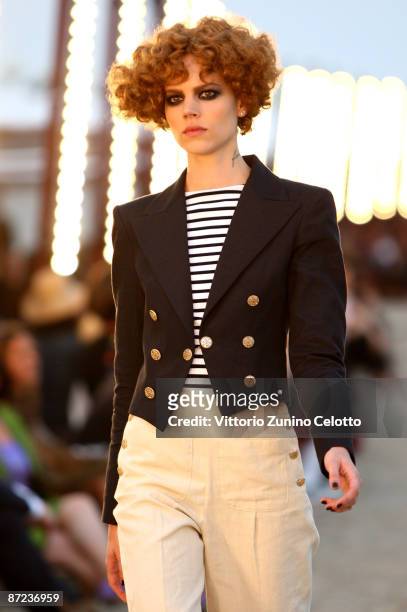 669 Chanel Cruise 2010 Fashion Show Photos and Premium High Res Pictures -  Getty Images