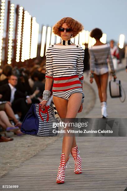 669 Chanel Cruise 2010 Fashion Show Stock Photos, High-Res Pictures, and  Images - Getty Images